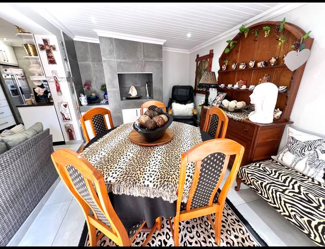 3 BEDROOM TOWNHOUSE FOR SALE IN JEFFREYS BAY CENTRAL